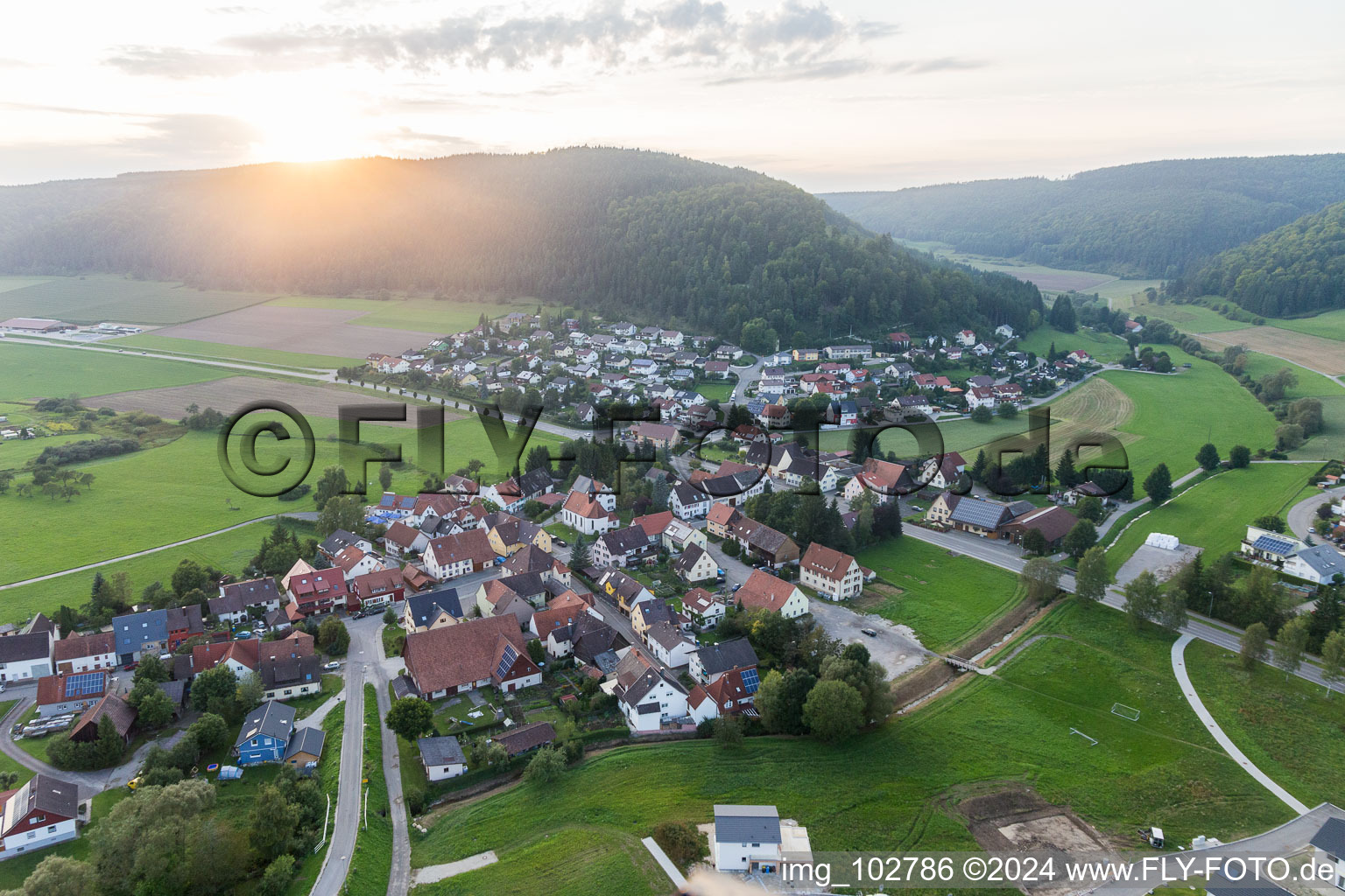 Dorf - Ansicht am Rande von landwirtschaftlichen Feldern und Nutzflächen in Zimmern in Immendingen im Bundesland Baden-Württemberg, Deutschland