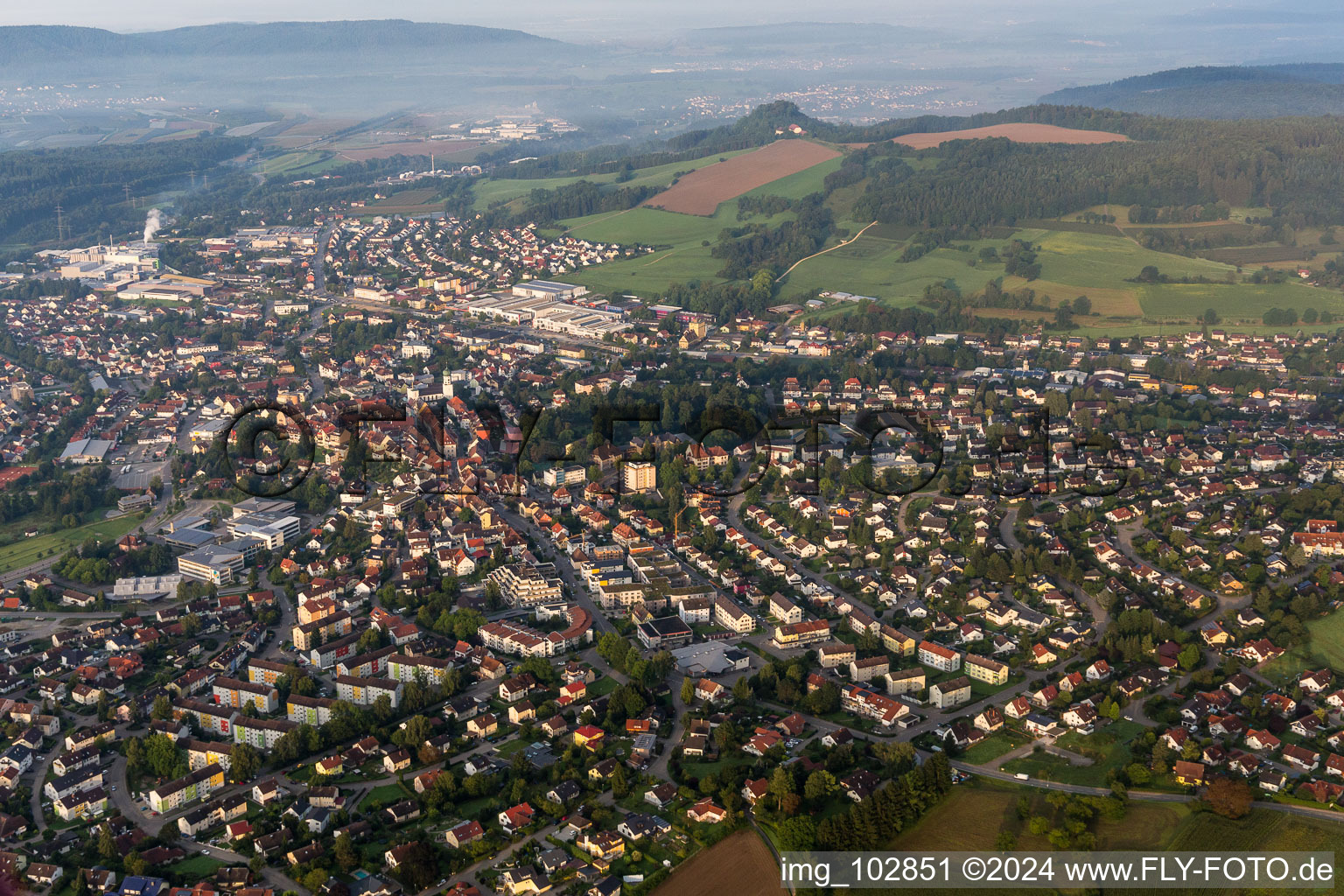 Ortsansicht der Straßen und Häuser der Wohngebiete in Stockach im Bundesland Baden-Württemberg, Deutschland