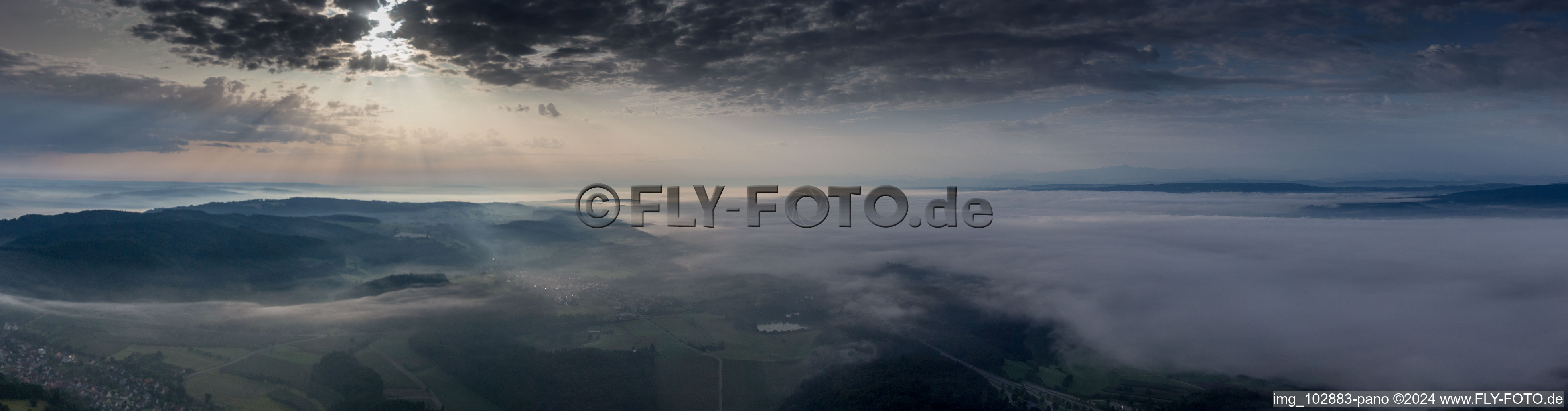 Panorama mit Bodennebel bei Sonnenaufgang am Bodensee im Ortsteil Stahringen in Radolfzell am Bodensee im Bundesland Baden-Württemberg, Deutschland