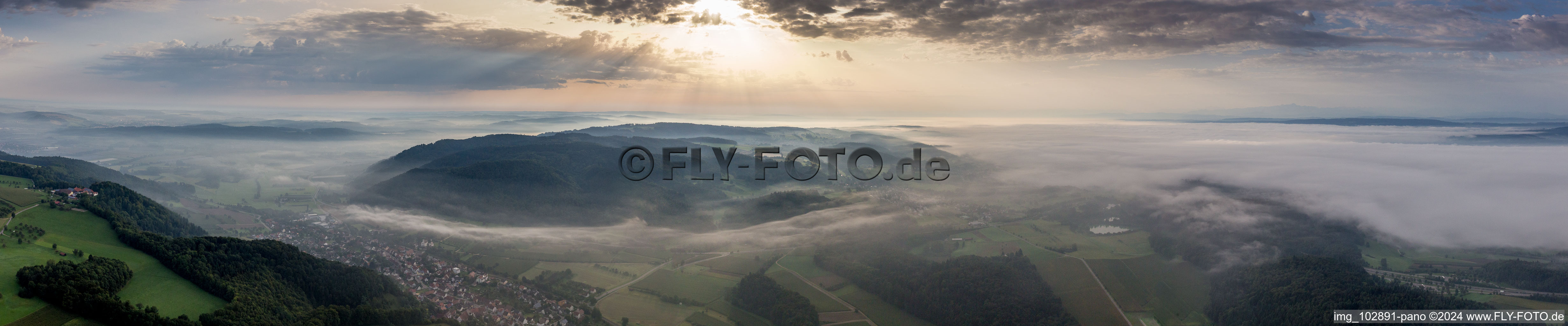 Panorama-Ansicht am Rande von Feldern vor dem von Frühnebel verhüllten Bodensee im Ortsteil Stahringen in Radolfzell am Bodensee im Bundesland Baden-Württemberg, Deutschland