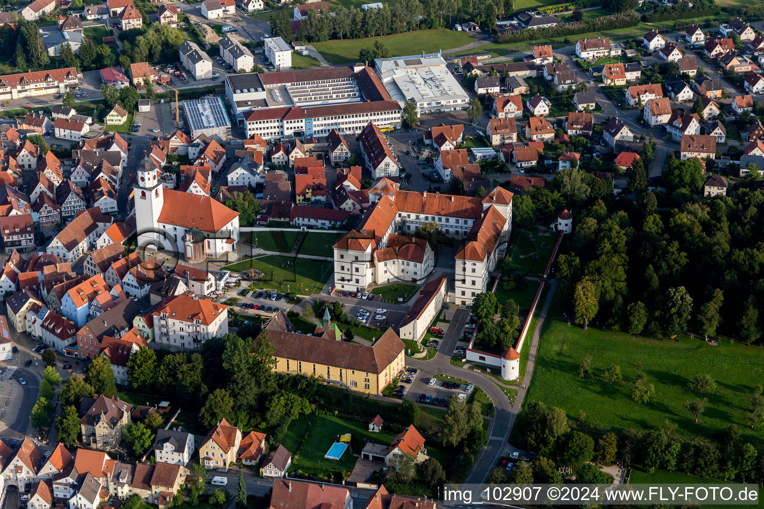 Luftaufnahme von Gebäudekomplex im Schloßpark von Schloß Meßkirch in Meßkirch im Bundesland Baden-Württemberg, Deutschland