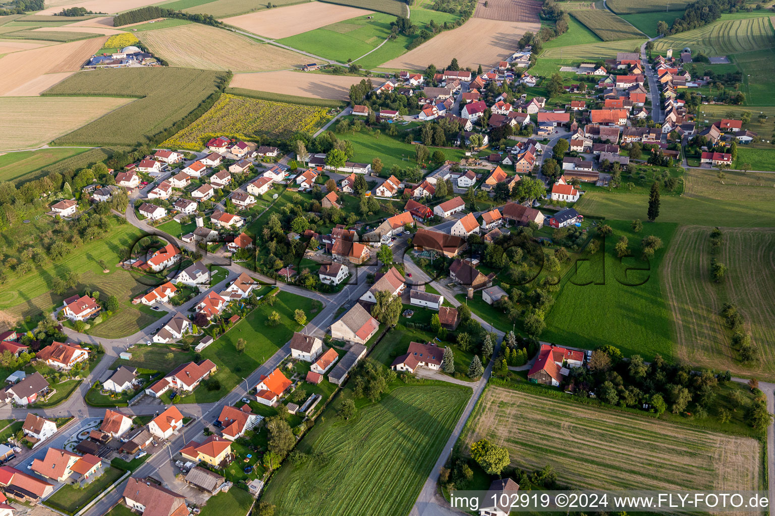 Dorf - Ansicht am Rande von landwirtschaftlichen Feldern und Nutzflächen in Völlkofen im Bundesland Baden-Württemberg, Deutschland