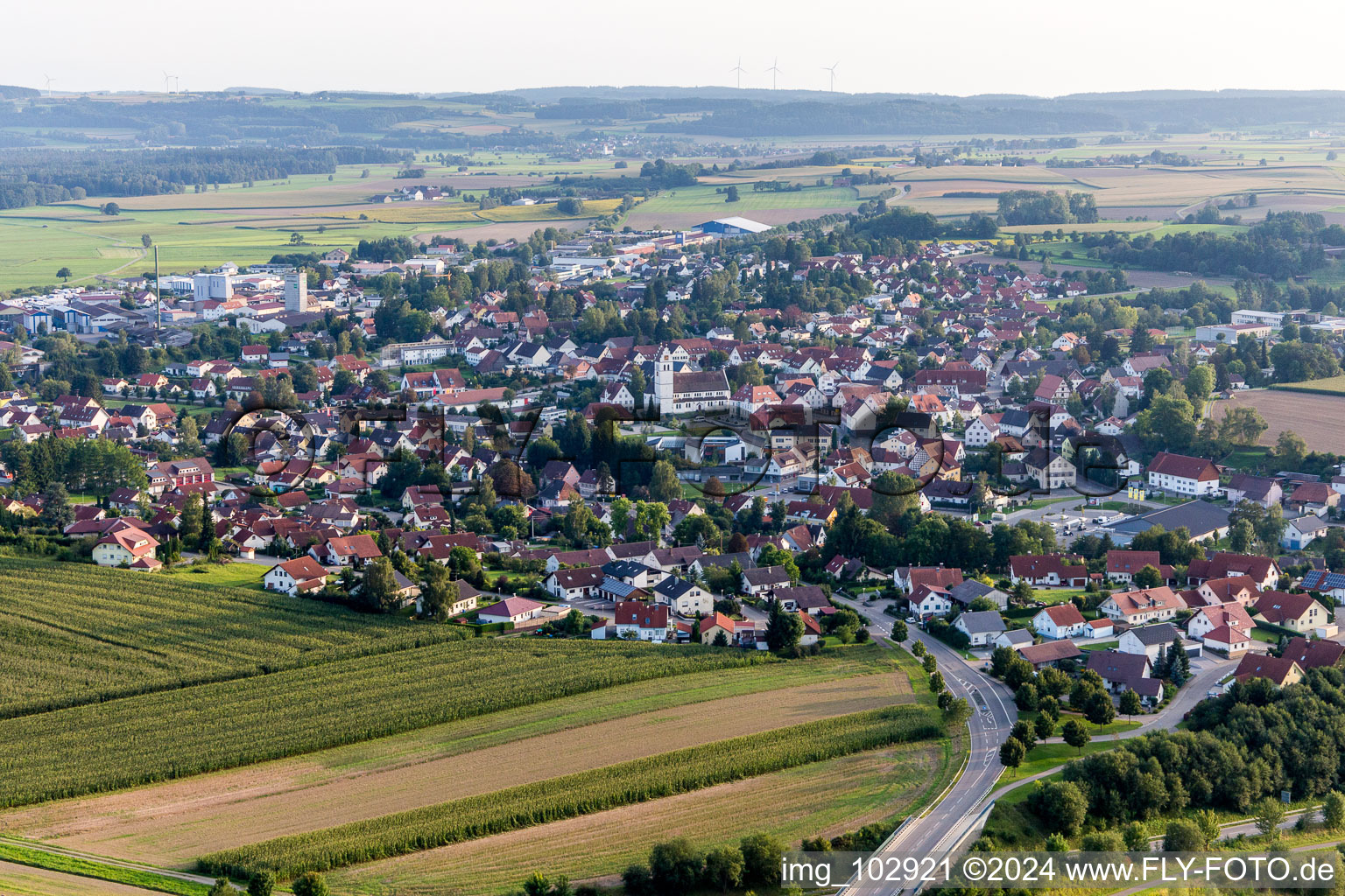 Ortsansicht der Straßen und Häuser der Wohngebiete in Ostrach im Bundesland Baden-Württemberg, Deutschland