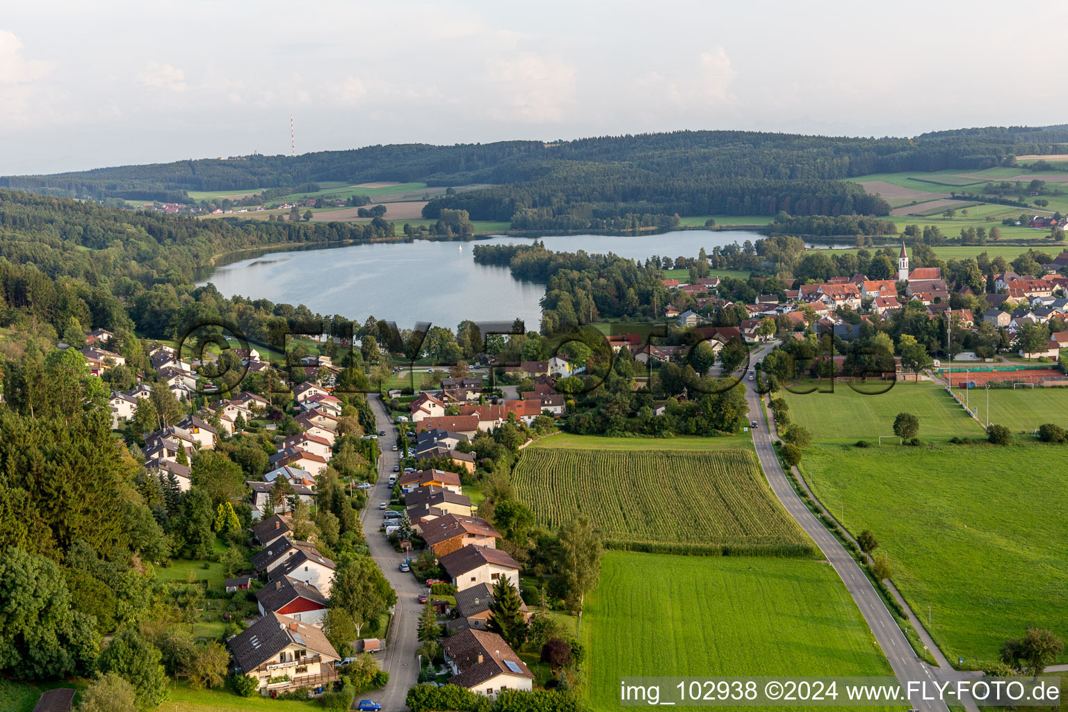 Luftbild von Dorfkern an den Uferbereichen des Ruschweiler und Volzer See in Ruschweiler im Bundesland Baden-Württemberg, Deutschland