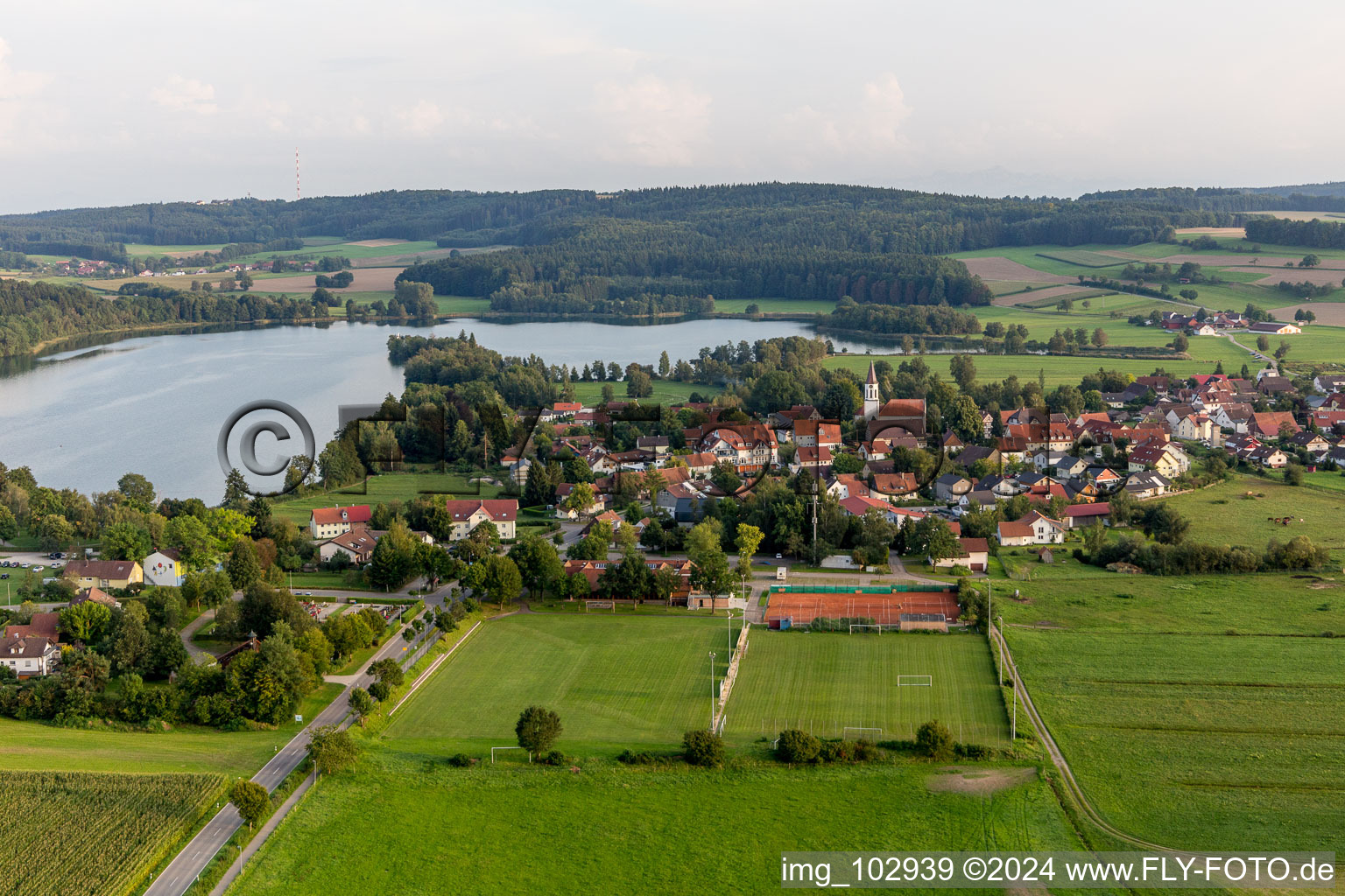 Luftaufnahme von Dorfkern an den Uferbereichen des Ruschweiler und Volzer See in Ruschweiler im Bundesland Baden-Württemberg, Deutschland