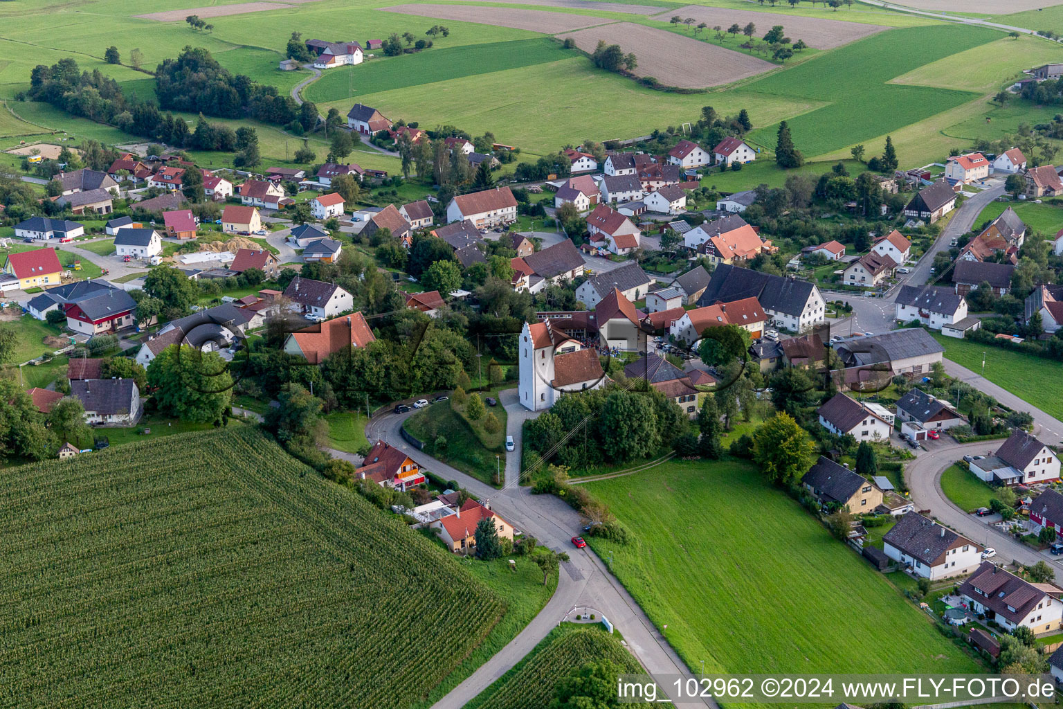 Luftbild von Dorf - Ansicht am Rande von landwirtschaftlichen Feldern und Nutzflächen in Sentenhart im Bundesland Baden-Württemberg, Deutschland
