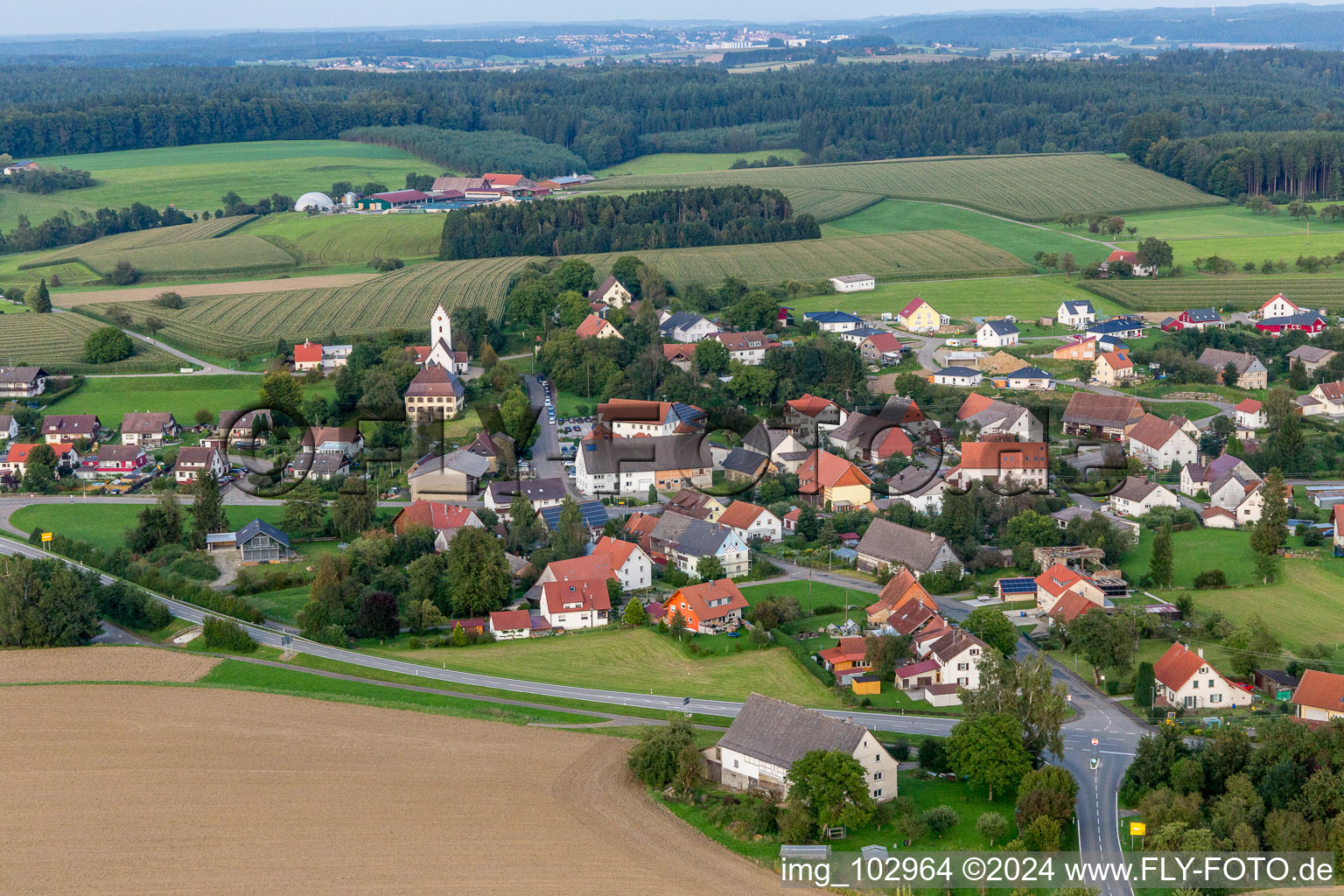 Luftaufnahme von Dorf - Ansicht am Rande von landwirtschaftlichen Feldern und Nutzflächen in Sentenhart im Bundesland Baden-Württemberg, Deutschland
