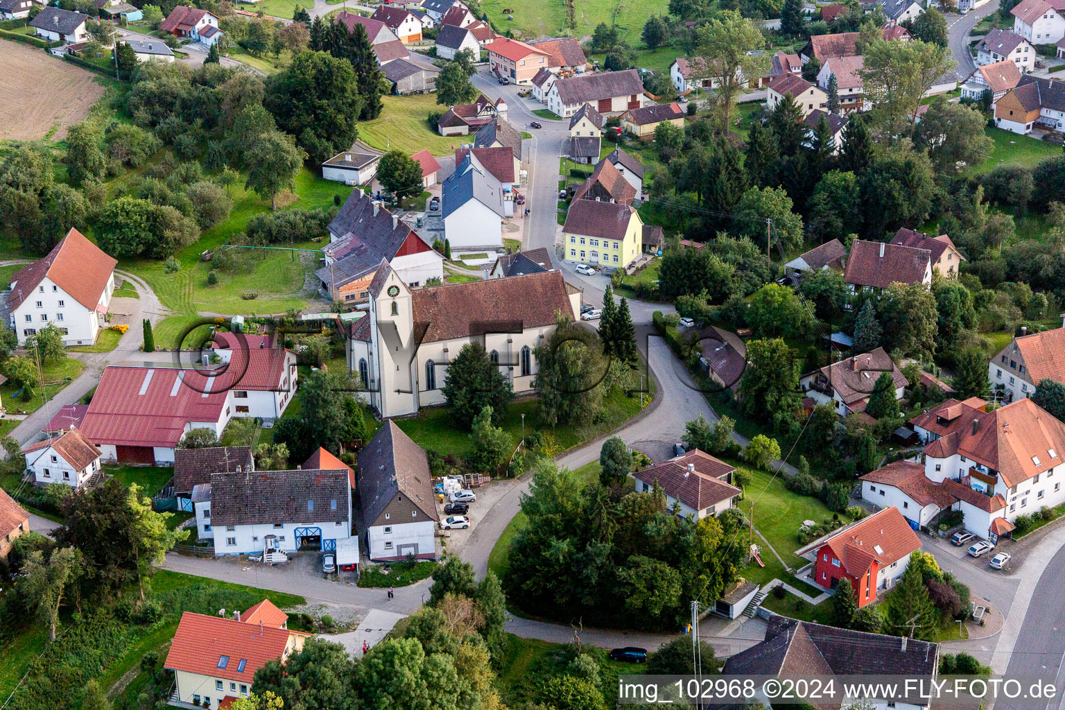Luftbild von Kirchengebäude im Dorfkern im Ortsteil Mindersdorf in Hohenfels im Bundesland Baden-Württemberg, Deutschland
