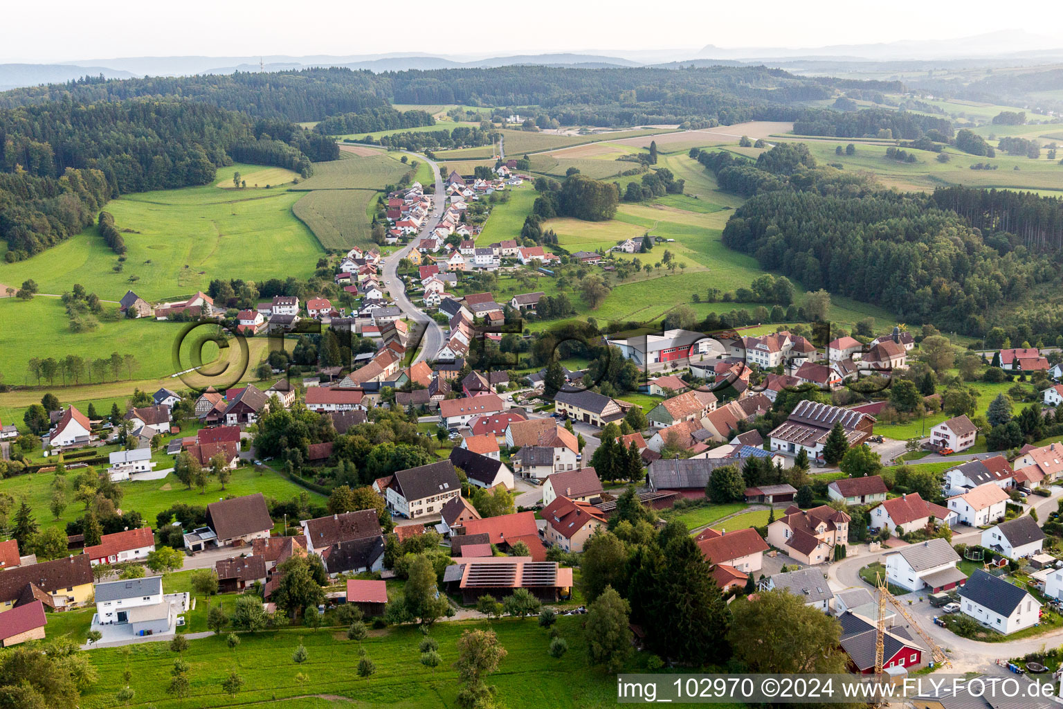 Luftbild von Dorf - Ansicht am Rande von landwirtschaftlichen Feldern und Nutzflächen in Zoznegg in Mühlingen im Bundesland Baden-Württemberg, Deutschland