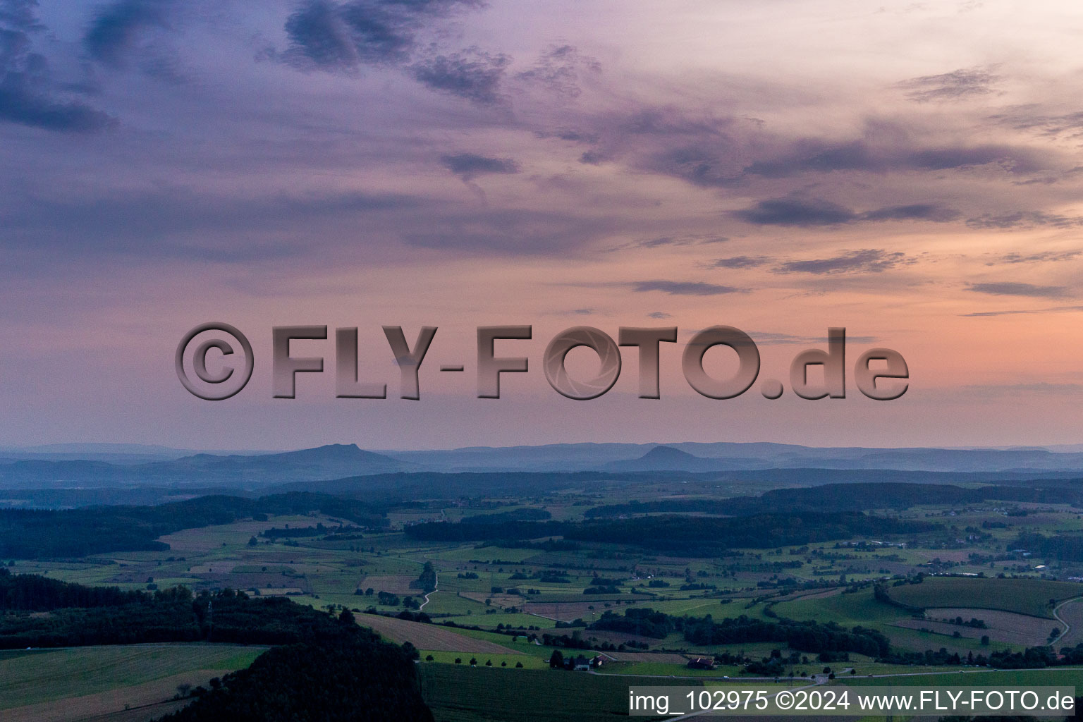 Vulkan-Landschaft des Hegau bei Sonnenuntergang in Engen im Bundesland Baden-Württemberg, Deutschland
