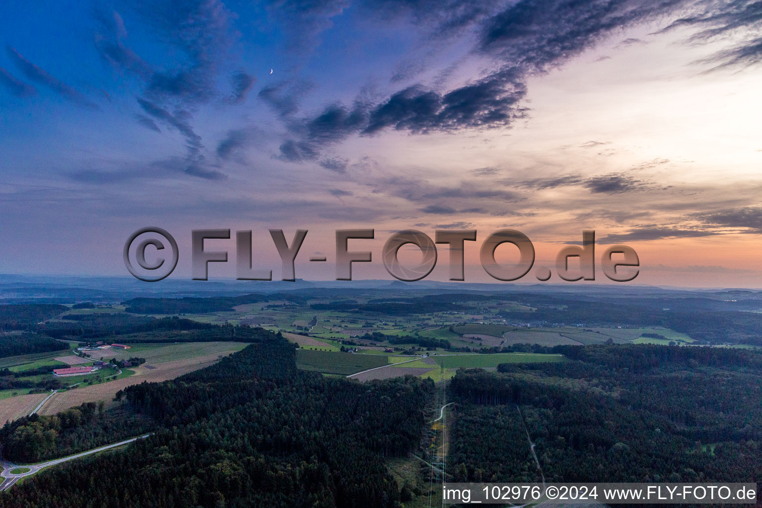 Luftbild von Vulkan-Landschaft des Hegau bei Sonnenuntergang in Engen im Bundesland Baden-Württemberg, Deutschland