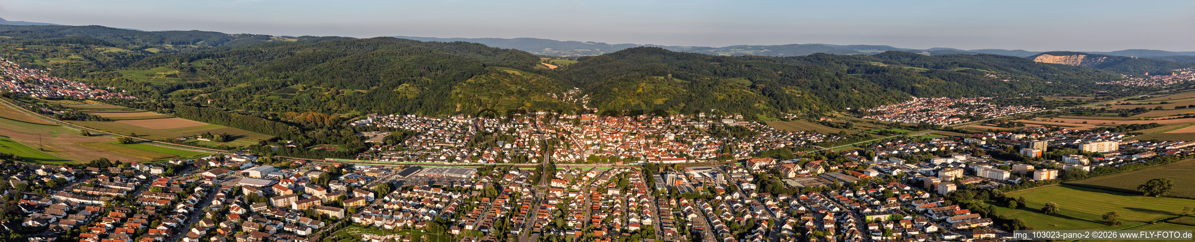 Stadtpanorama am Rand des Odenwalds aus Westen in Hemsbach im Bundesland Baden-Württemberg, Deutschland