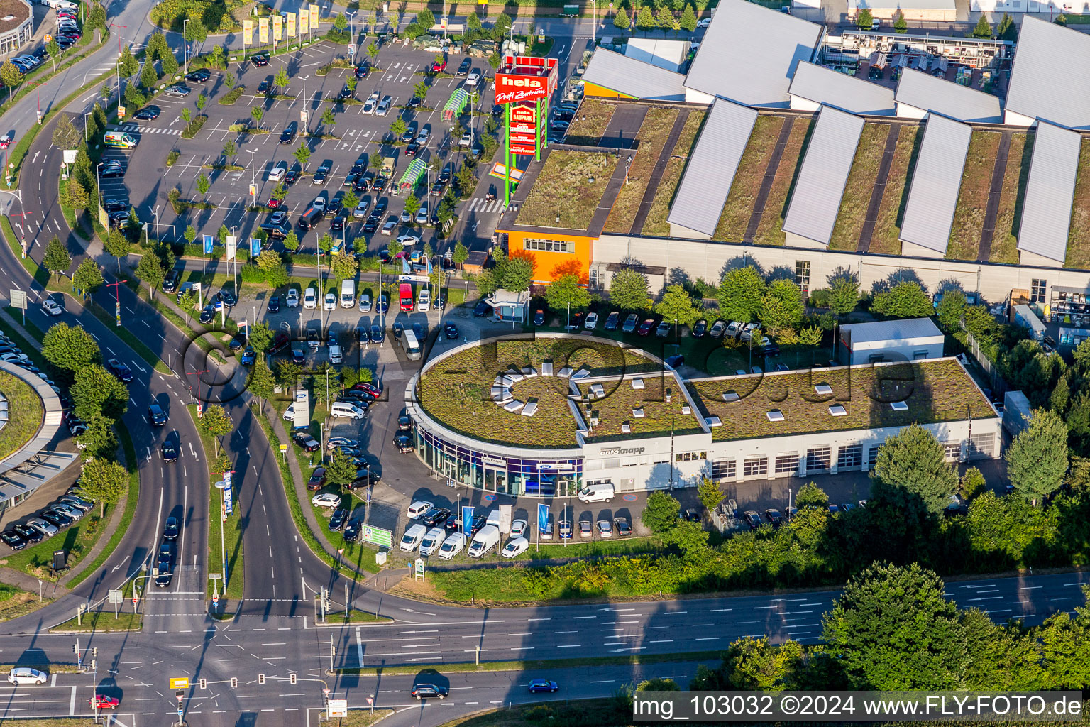 Autohandels- Gebäude des Autohauses Auto Knapp GmbH in Weinheim im Bundesland Baden-Württemberg, Deutschland