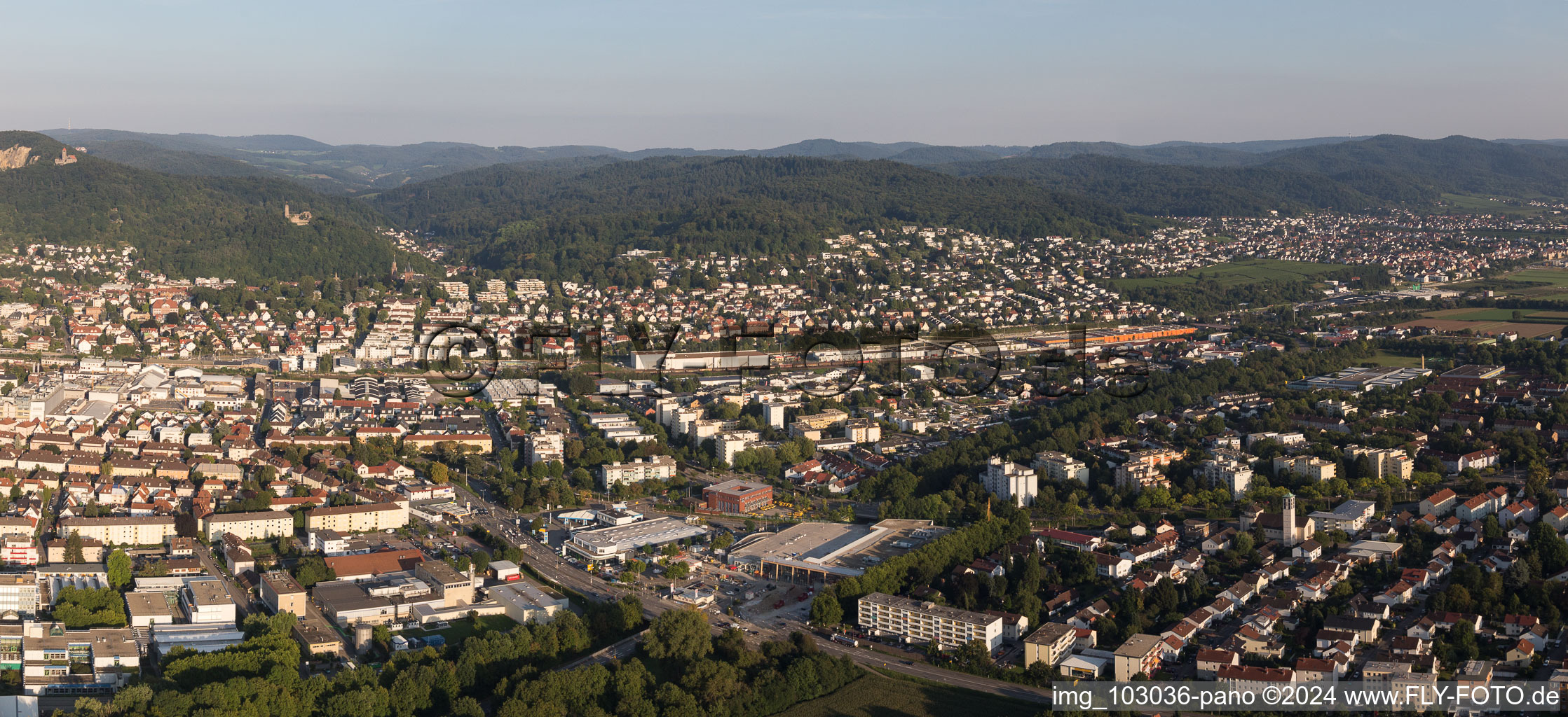 Ortsansicht der Straßen und Häuser der Wohngebiete in Weinheim im Bundesland Baden-Württemberg, Deutschland