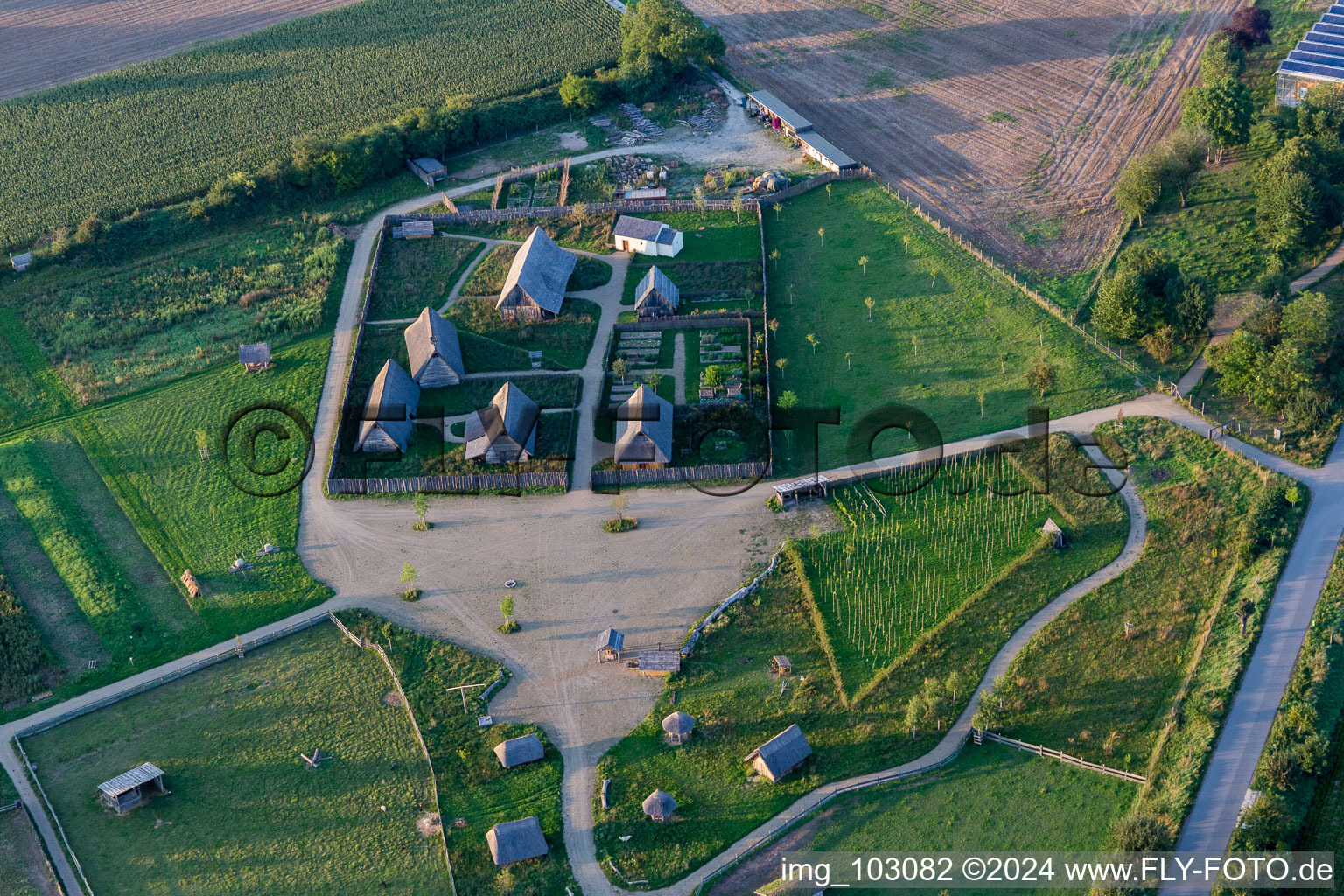 Luftbild von Museums- Gebäude- Ensemble Freilichtlabor Lauresham in Lorsch im Bundesland Hessen, Deutschland