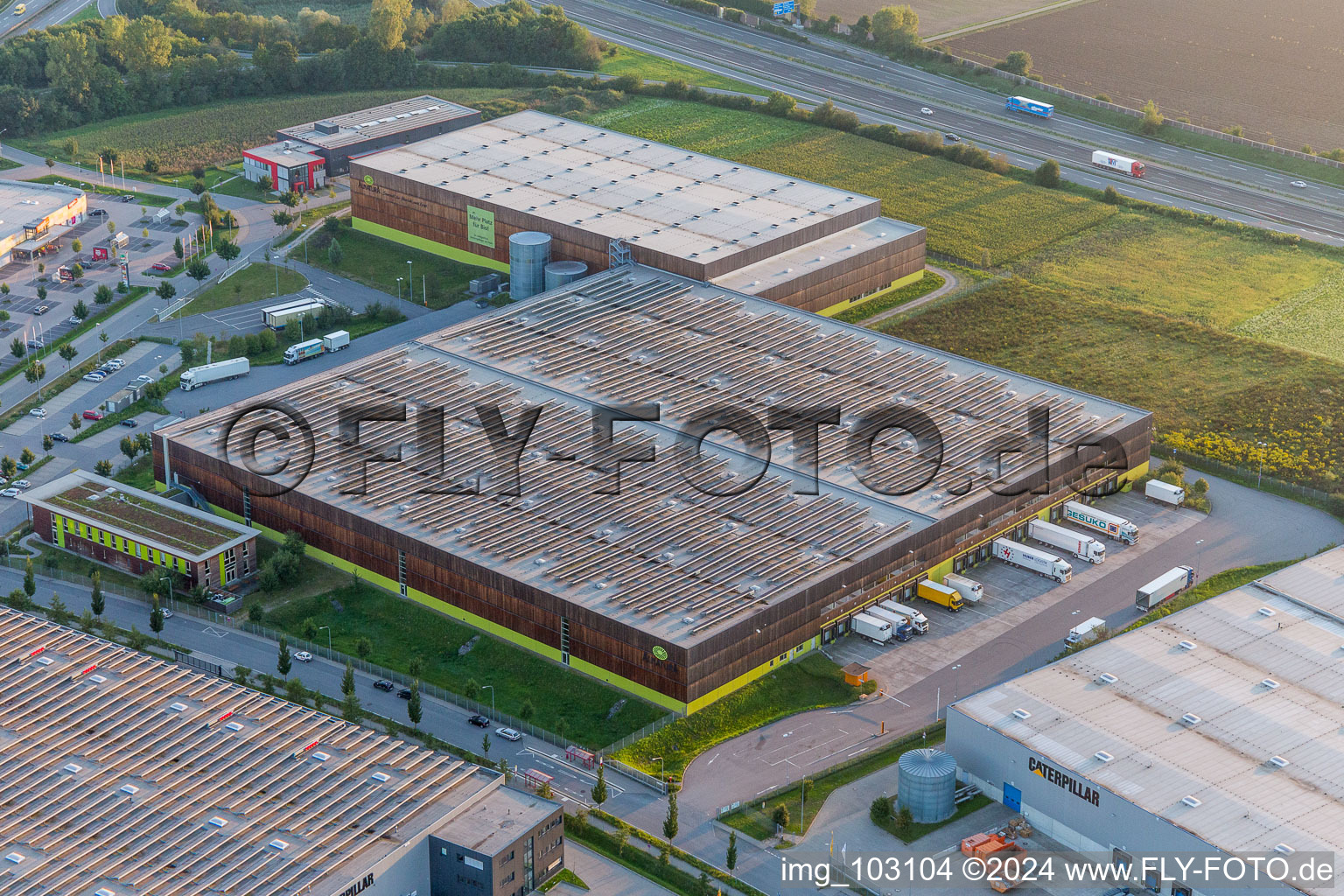 Luftbild von Gebäudekomplex und Gelände des Logistikzentrums des Verteilzentrums von Alnatura in Lorsch im Bundesland Hessen, Deutschland