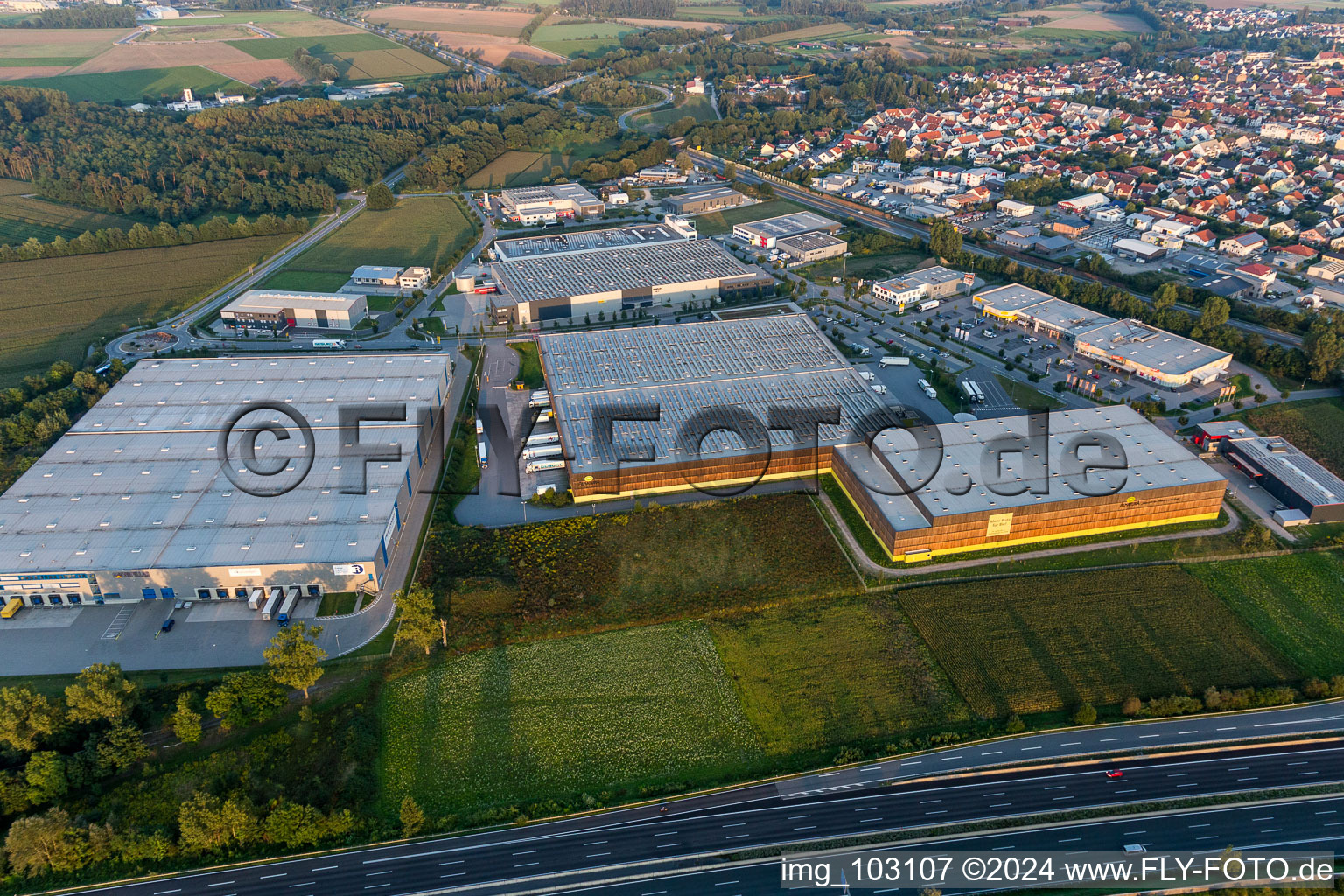 Luftaufnahme von Gebäudekomplex und Gelände des Logistikzentrums des Verteilzentrums von Alnatura in Lorsch im Bundesland Hessen, Deutschland