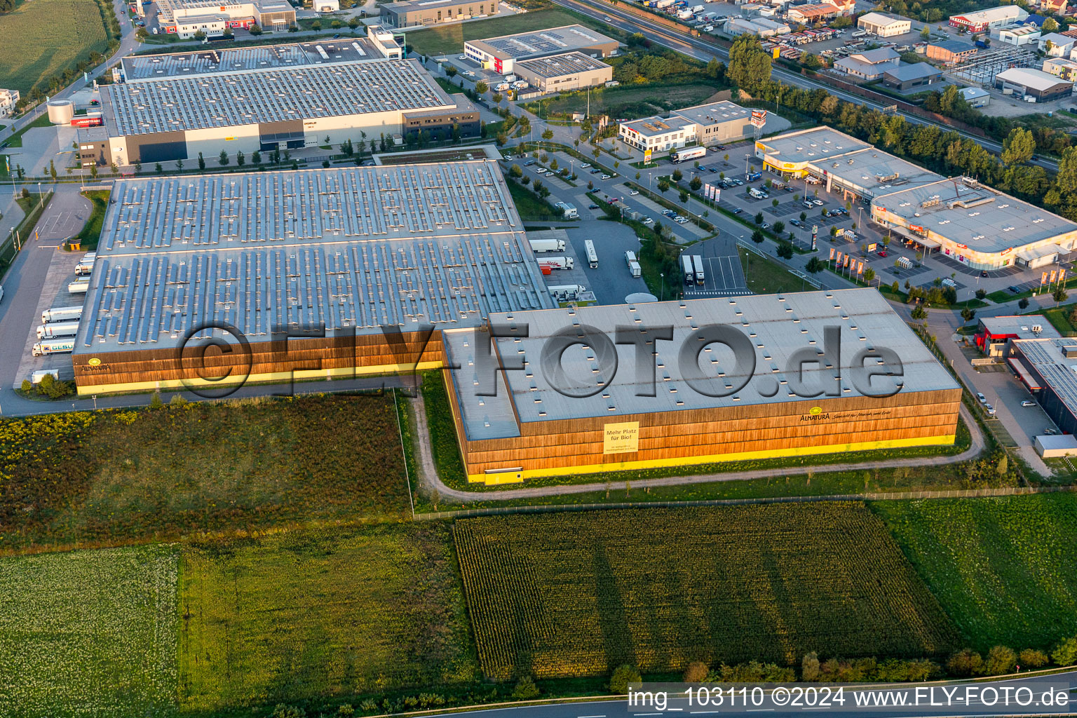 Schrägluftbild von Gebäudekomplex und Gelände des Logistikzentrums des Verteilzentrums von Alnatura in Lorsch im Bundesland Hessen, Deutschland