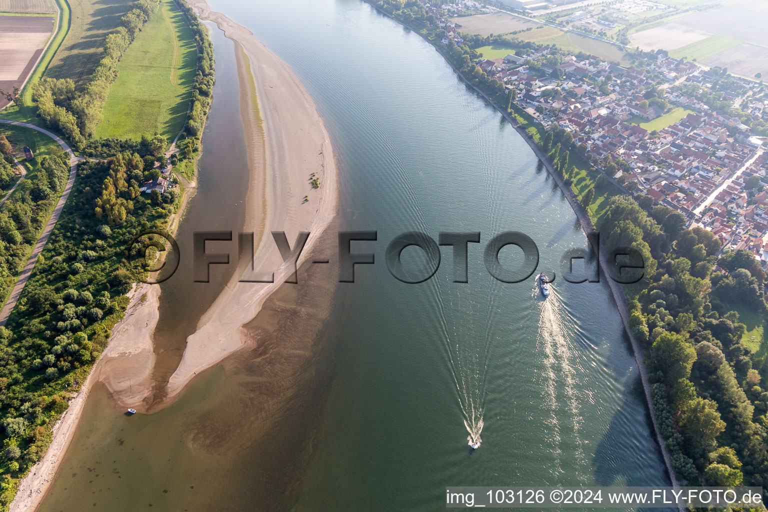 Sandbank am Ufer des Rhein mit Sportboot im Ortsteil Rheindürkheim in Worms im Bundesland Rheinland-Pfalz, Deutschland