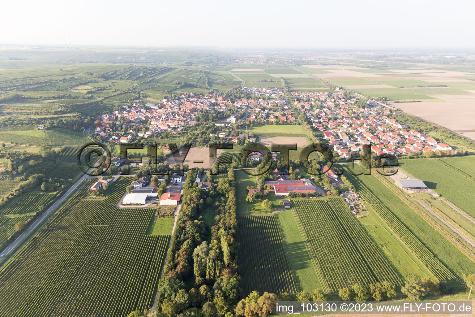 Schrägluftbild von Mettenheim im Bundesland Rheinland-Pfalz, Deutschland