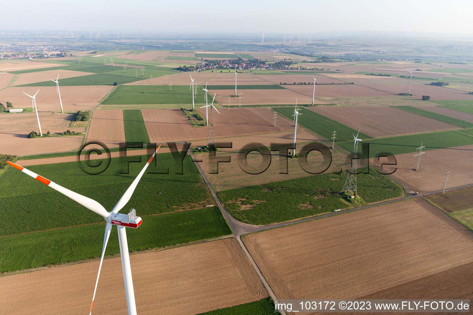 Schrägluftbild von Blödesheim, Windkraftanlagen im Bundesland Rheinland-Pfalz, Deutschland