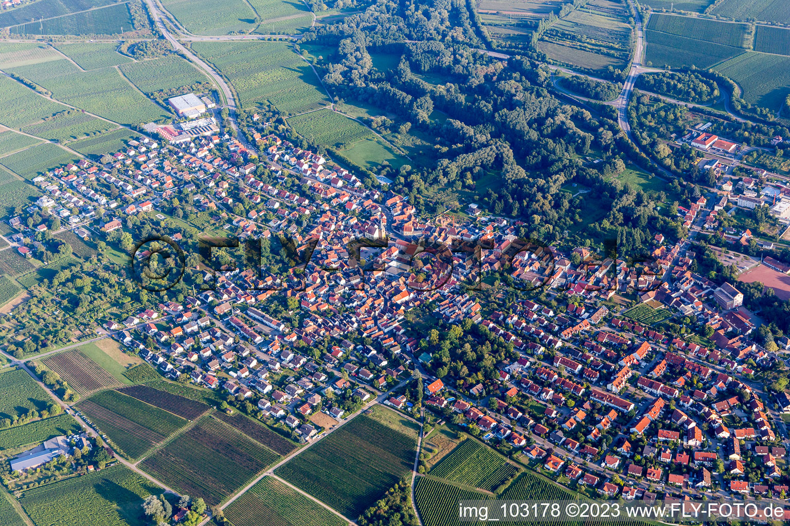 Ortsteil Godramstein in Landau in der Pfalz im Bundesland Rheinland-Pfalz, Deutschland aus der Vogelperspektive