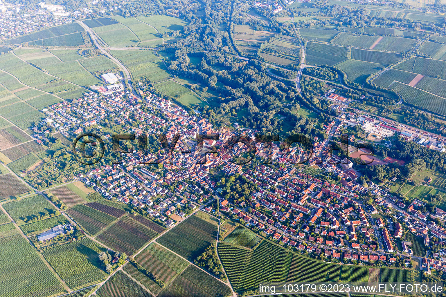 Ortsteil Godramstein in Landau in der Pfalz im Bundesland Rheinland-Pfalz, Deutschland aus der Luft betrachtet