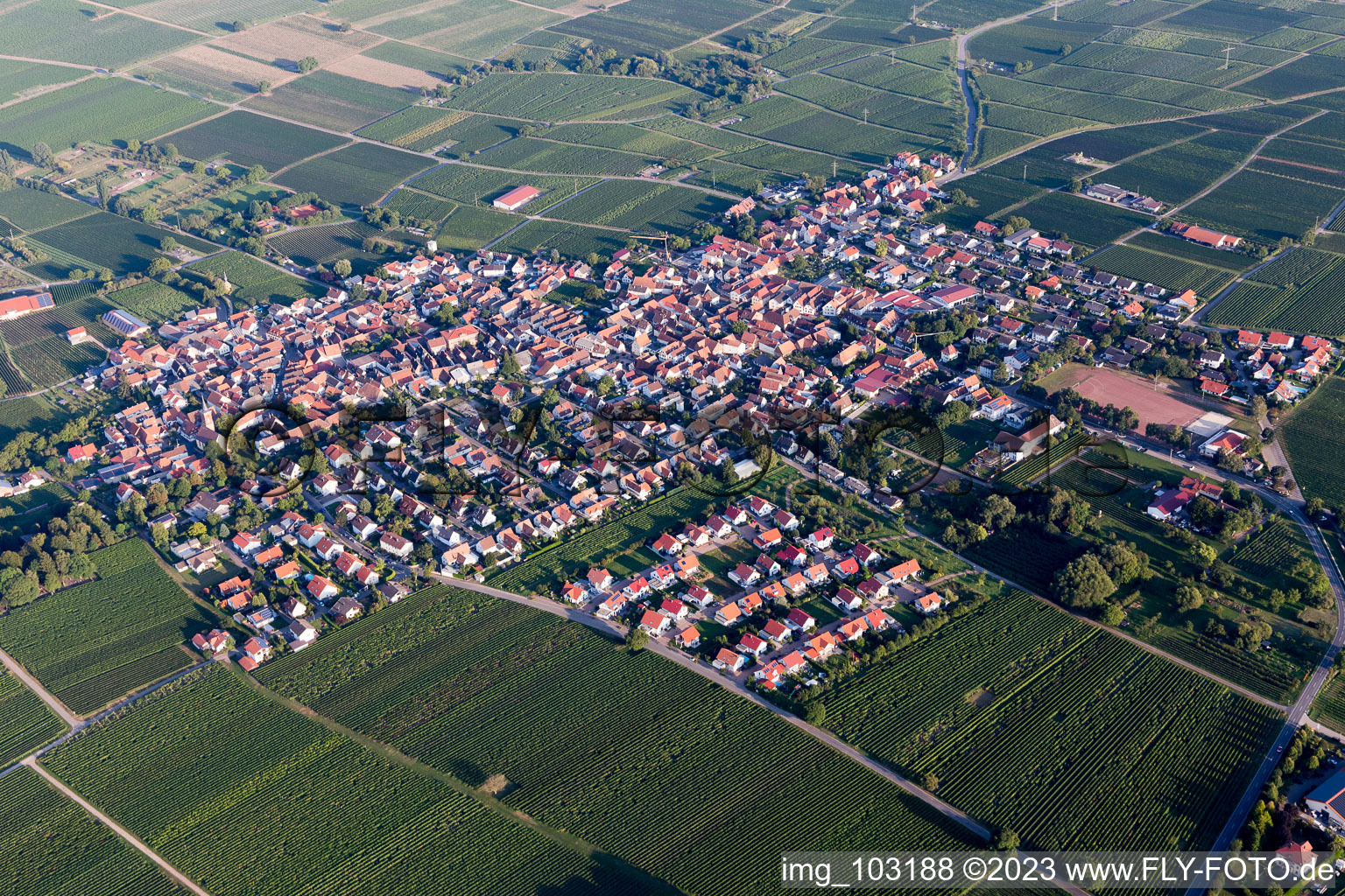 Ortsteil Nußdorf in Landau in der Pfalz im Bundesland Rheinland-Pfalz, Deutschland aus der Vogelperspektive
