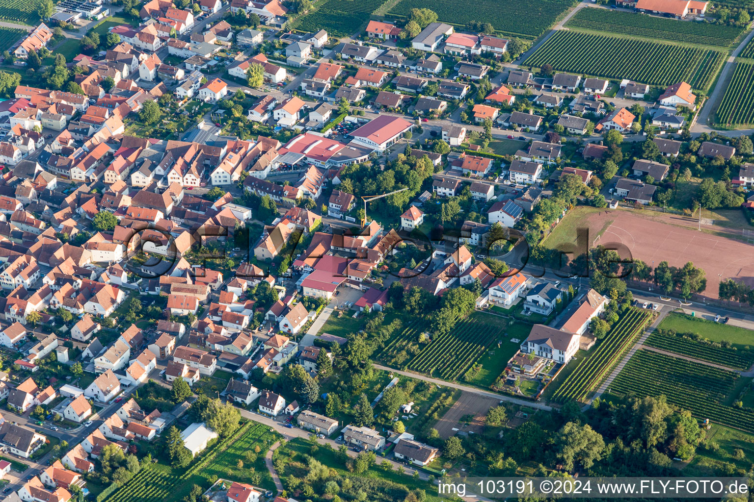 Ortsansicht der Straßen und Häuser der Wohngebiete im Ortsteil Nußdorf in Landau in der Pfalz im Bundesland Rheinland-Pfalz, Deutschland