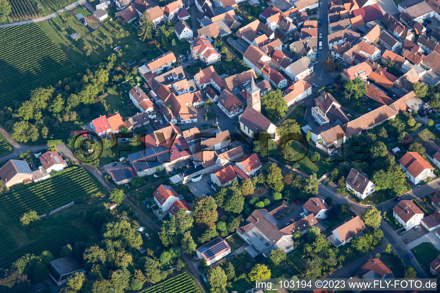 Ortsteil Nußdorf in Landau in der Pfalz im Bundesland Rheinland-Pfalz, Deutschland aus der Drohnenperspektive