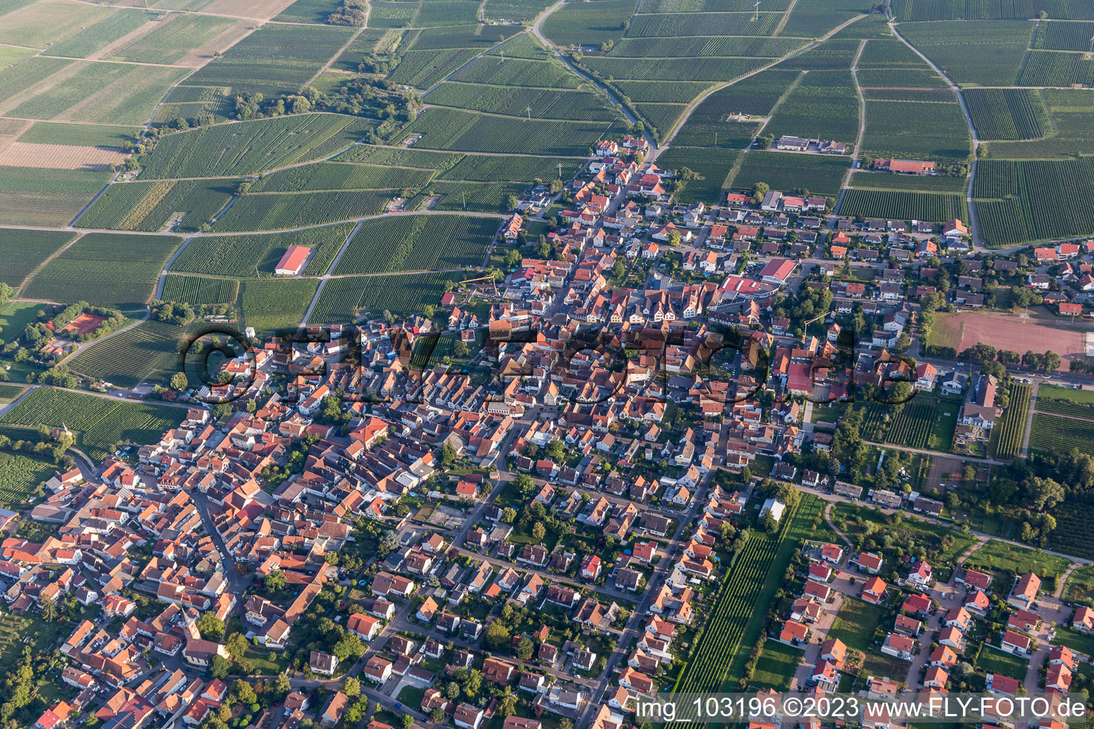 Ortsteil Nußdorf in Landau in der Pfalz im Bundesland Rheinland-Pfalz, Deutschland von einer Drohne aus