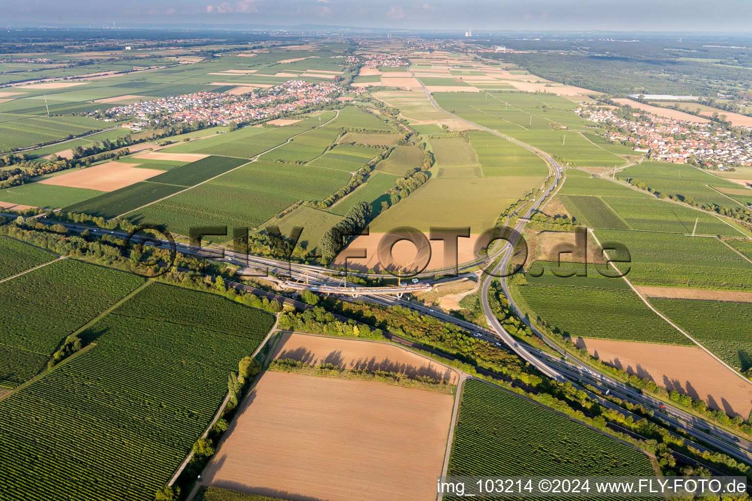 Luftbild von A65 Abfahrt Landau-Nord im Ortsteil Dammheim in Landau in der Pfalz im Bundesland Rheinland-Pfalz, Deutschland