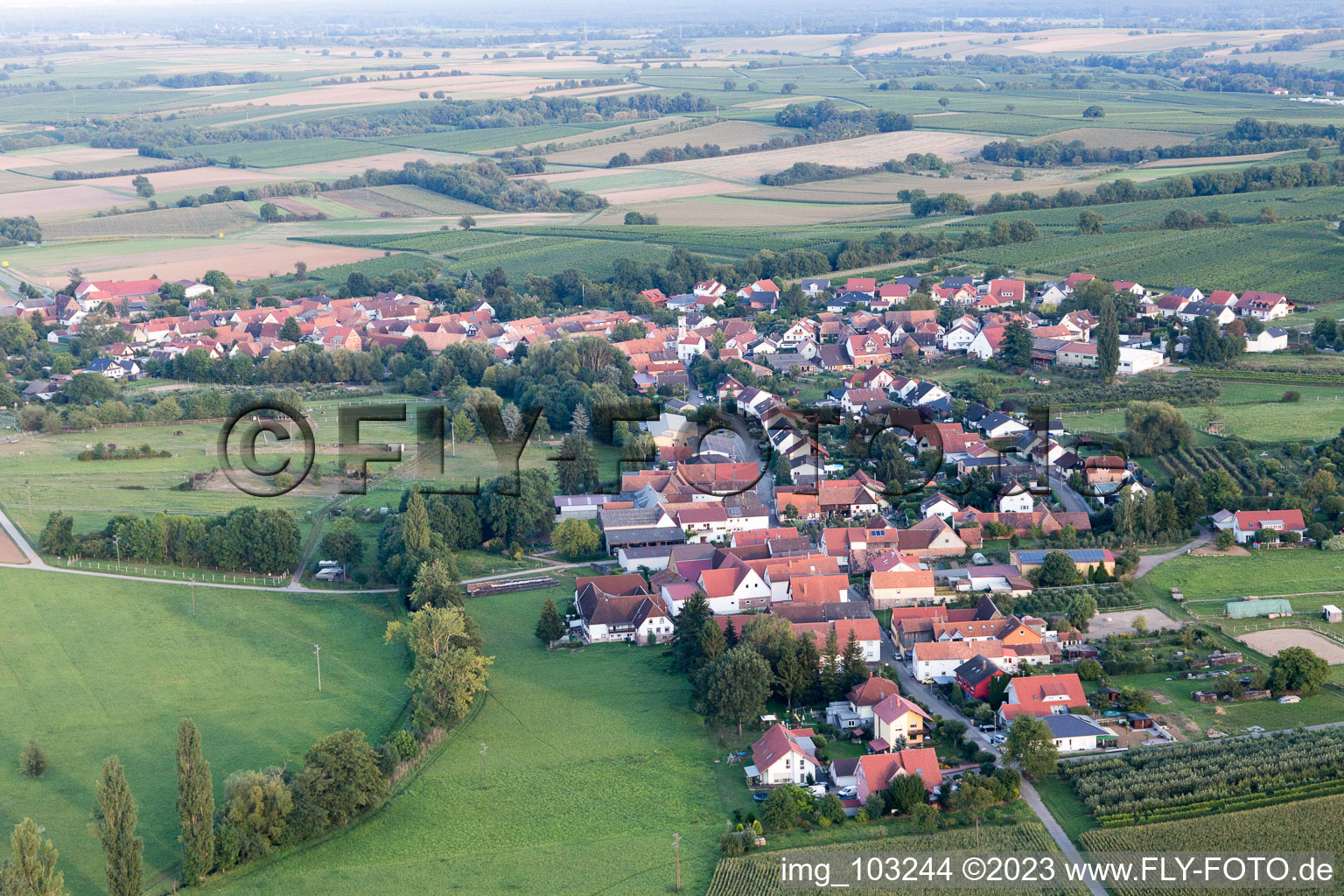 Schrägluftbild von Oberhausen im Bundesland Rheinland-Pfalz, Deutschland