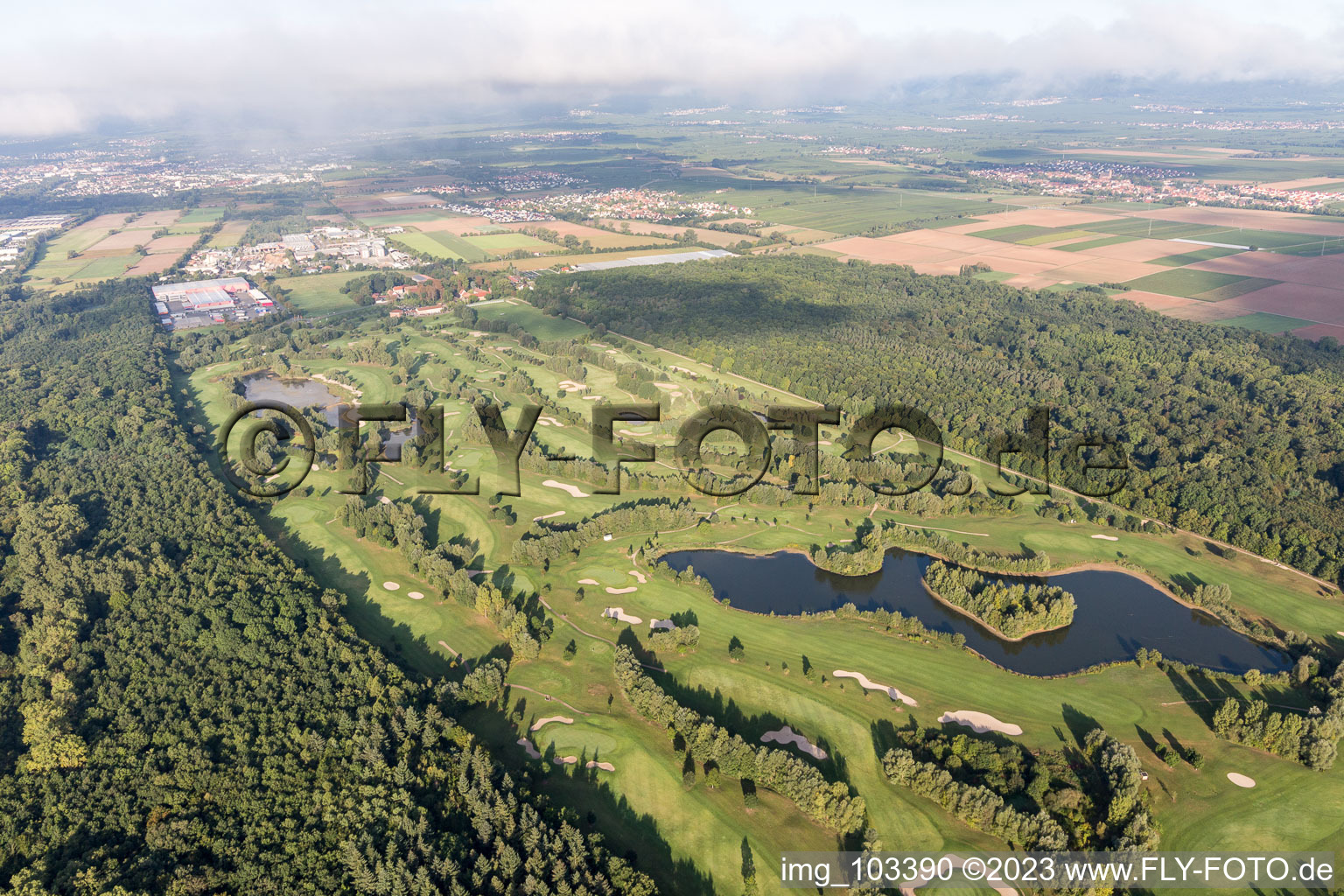 Schrägluftbild von Essingen, Golfplatz Dreihof im Bundesland Rheinland-Pfalz, Deutschland