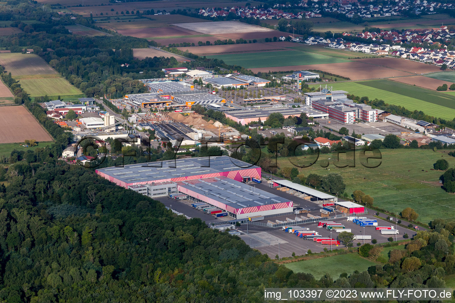 Schrägluftbild von Essingen, Industriegebiet im Bundesland Rheinland-Pfalz, Deutschland