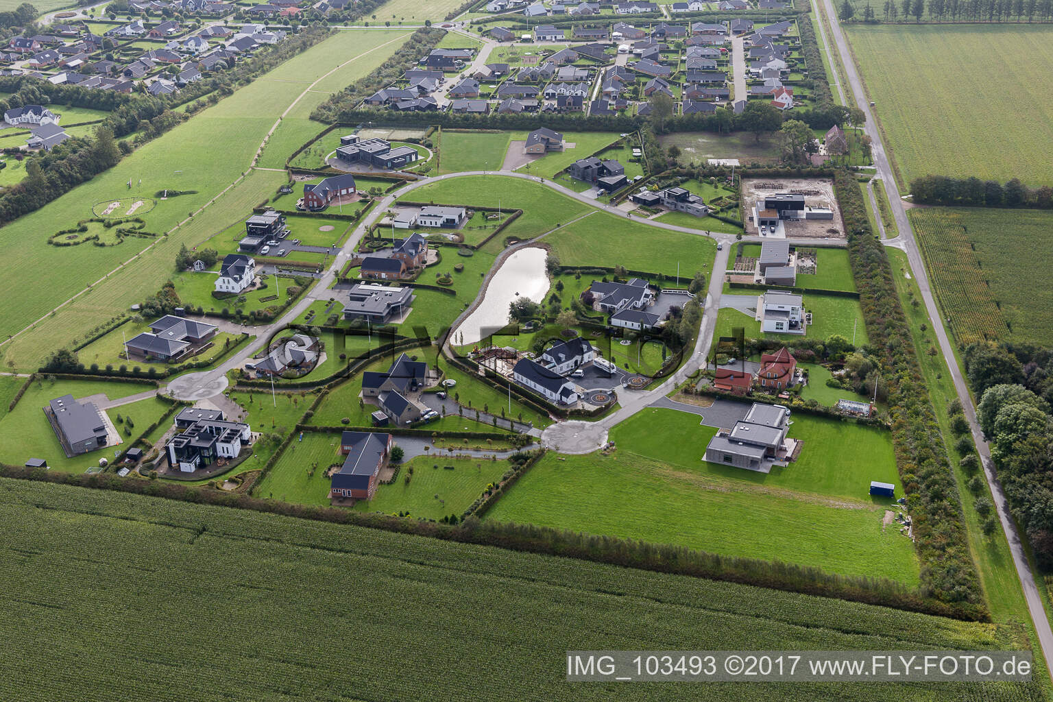 Luftbild von Luxus- Villen im Wohngebiet einer Einfamilienhaus- Siedlung in Varde in Jütland im Bundesland Syddanmark, Dänemark