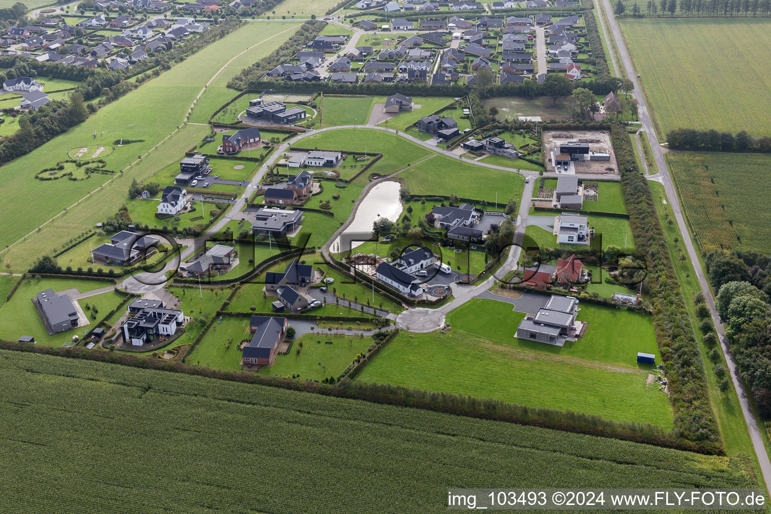 Luftbild von Luxus- Villen im Wohngebiet einer Einfamilienhaus- Siedlung in Varde in Jütland im Bundesland Syddanmark, Dänemark