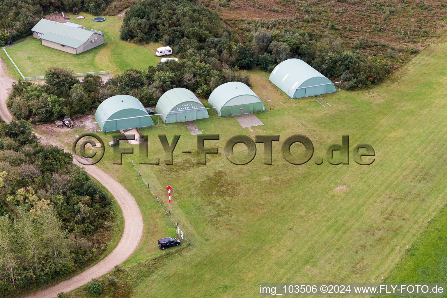 Hangar- Anlagen und Flugzeughallen zur Luftfahrzeugwartung des Varde Flyveplads in Varde im Bundesland Syddanmark, Dänemark