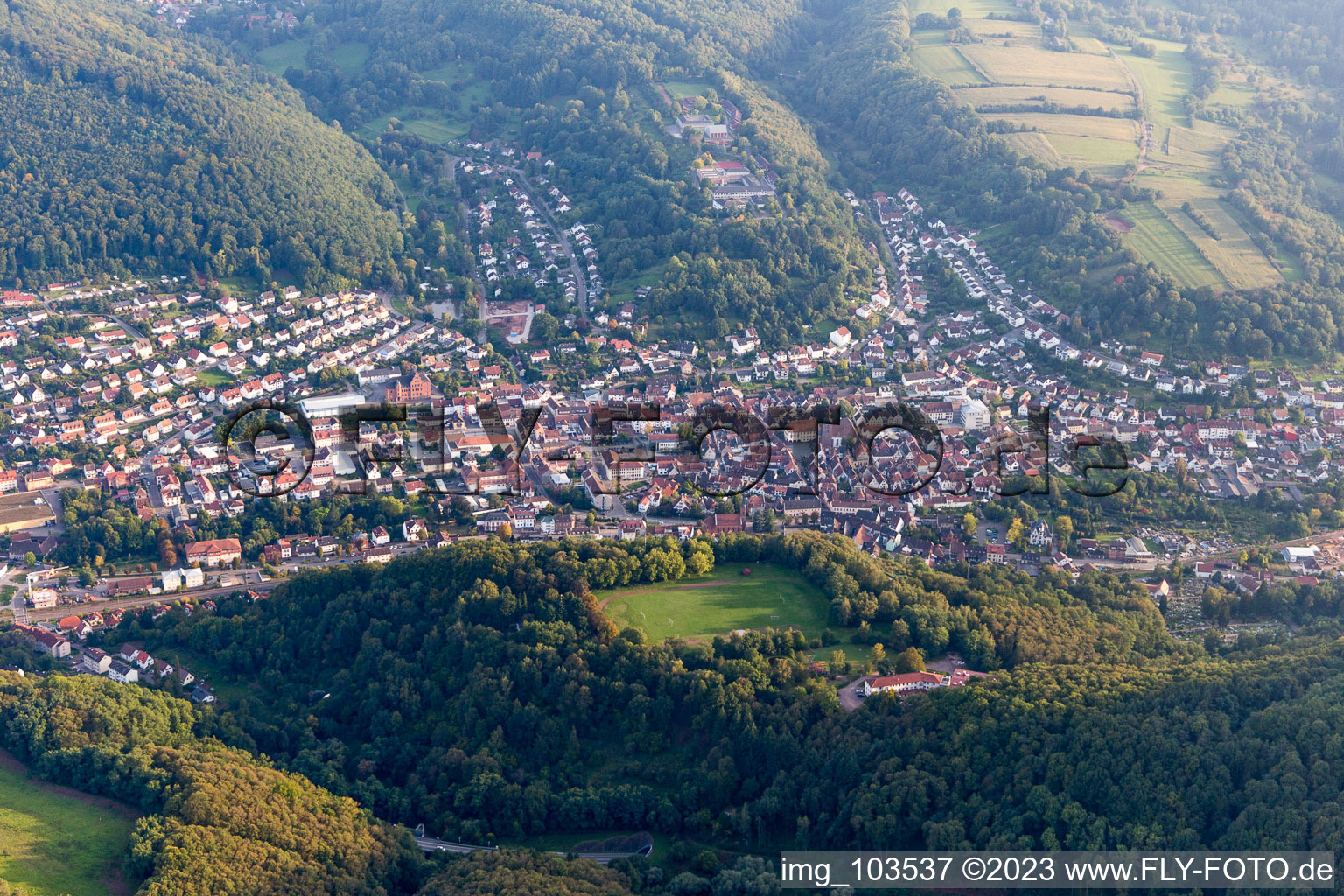 Luftbild von Annweiler von Norden in Annweiler am Trifels im Bundesland Rheinland-Pfalz, Deutschland