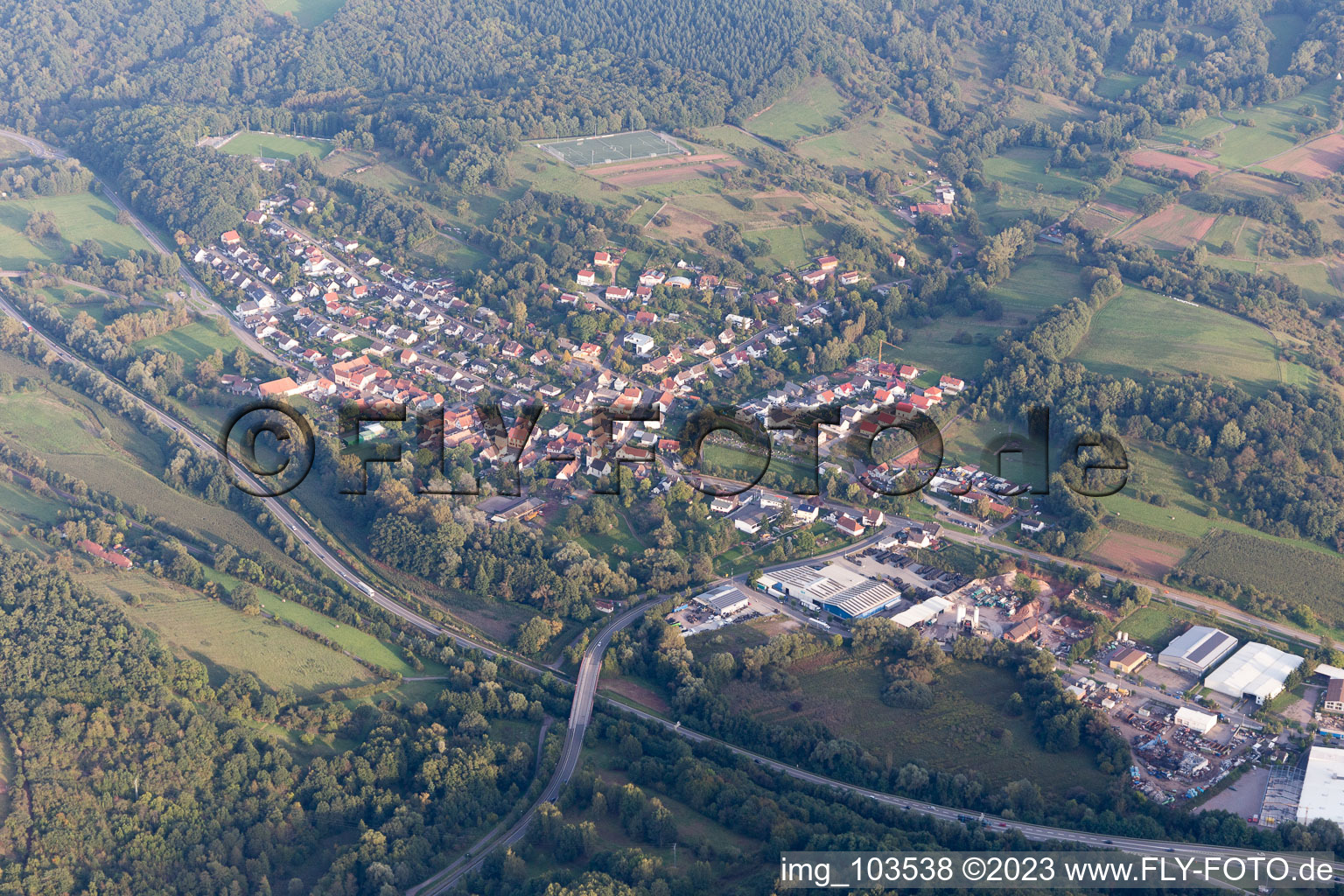 Schrägluftbild von Ortsteil Gräfenhausen in Annweiler am Trifels im Bundesland Rheinland-Pfalz, Deutschland