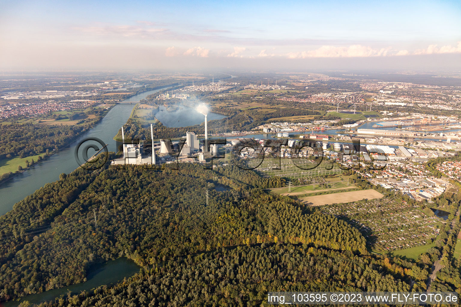 Kohlekraftwerk am Rheinhafen in Karlsruhe im Bundesland Baden-Württemberg, Deutschland