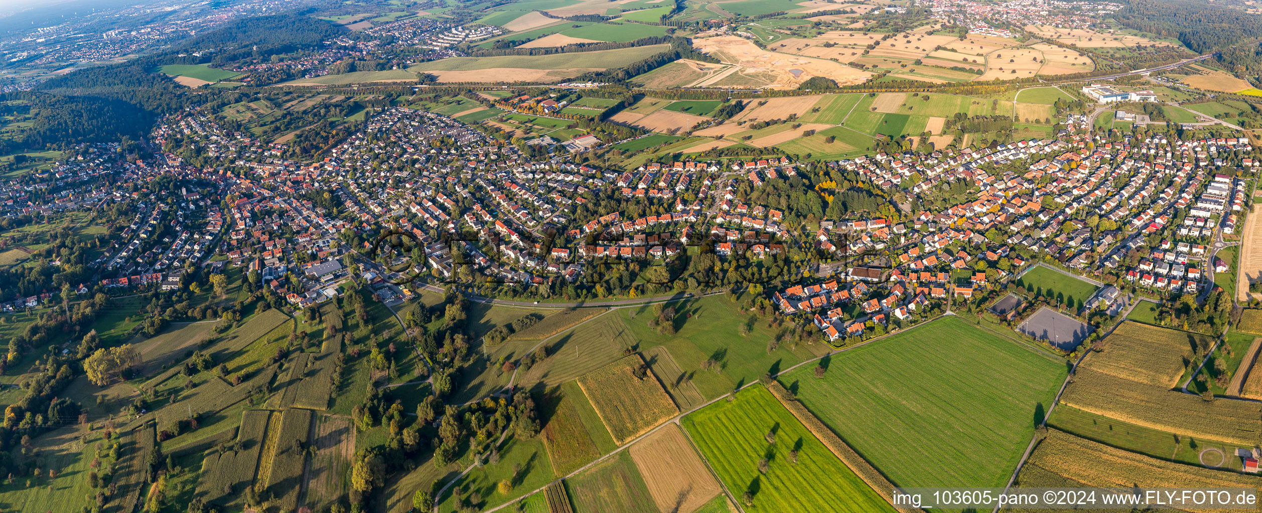 Panorama Perspektive der Ortsansicht der Straßen und Häuser der Wohngebiete im Ortsteil Grünwettersbach und Palmbach in Karlsruhe im Bundesland Baden-Württemberg, Deutschland