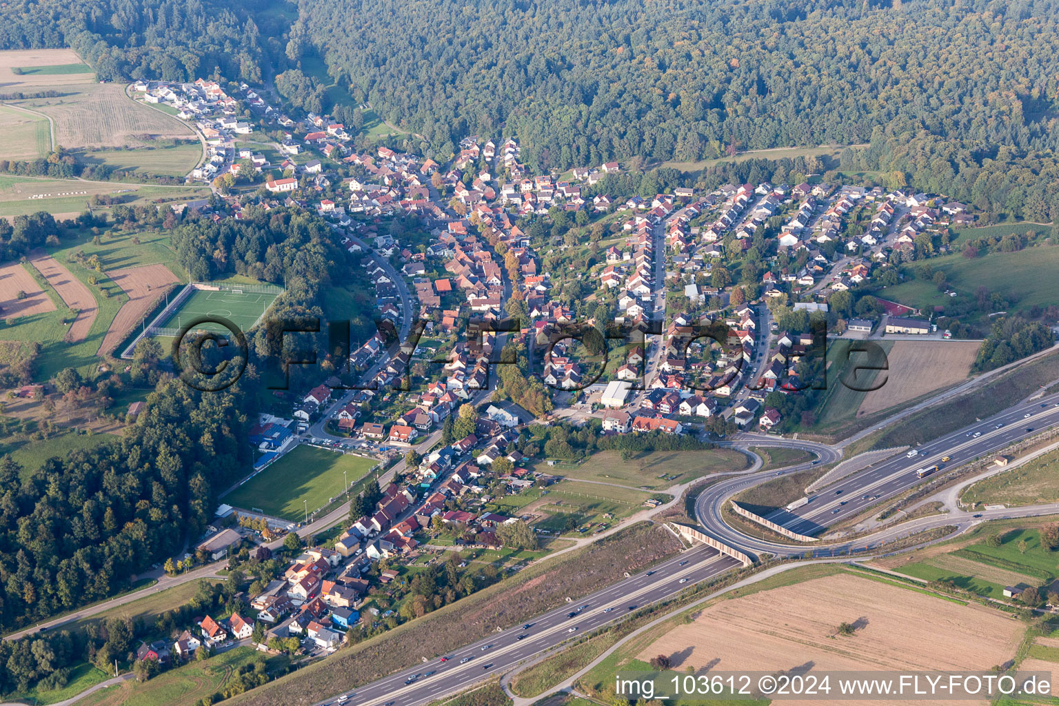 Dorf - Ansicht im Ortsteil Mutschelbach in Karlsbad im Ortsteil Untermutschelbach im Bundesland Baden-Württemberg, Deutschland