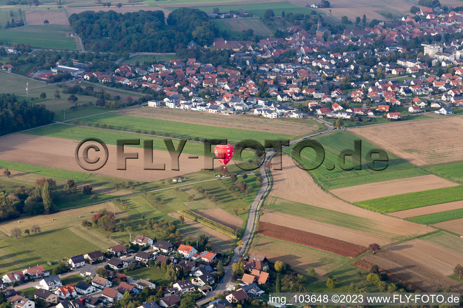 Sparkassen-Heißluftballon im Ortsteil Bauschlott in Neulingen im Bundesland Baden-Württemberg, Deutschland