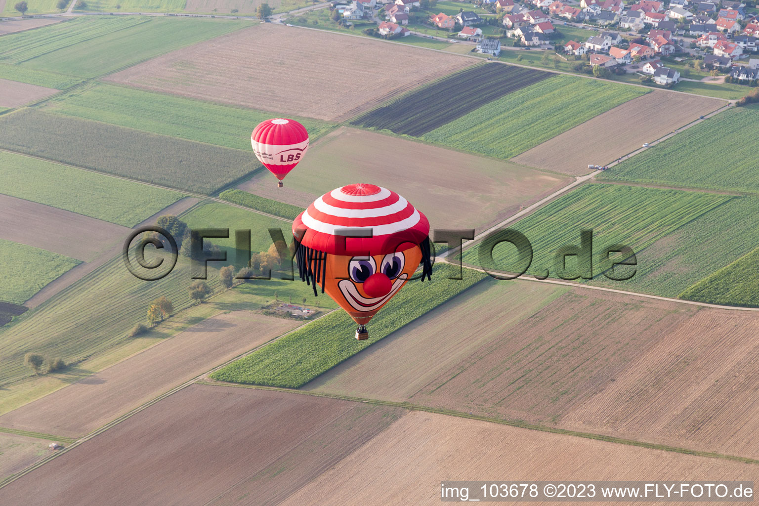 Heißluftballon mit Mützengesicht im Ortsteil Bauschlott in Neulingen im Bundesland Baden-Württemberg, Deutschland