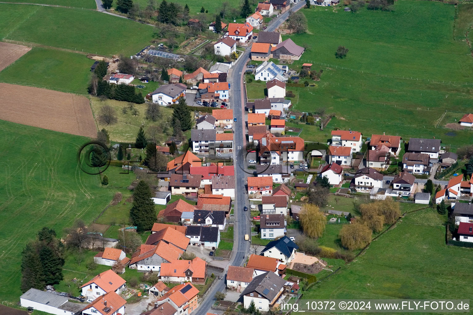 Schrägluftbild von Ortsansicht der Straßen und Häuser der Wohngebiete im Ortsteil Affolterbach in Wald-Michelbach im Bundesland Hessen, Deutschland