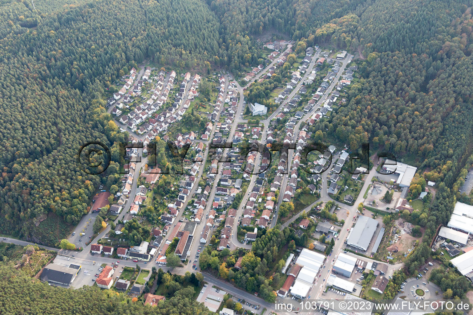 Hauenstein im Bundesland Rheinland-Pfalz, Deutschland von der Drohne aus gesehen
