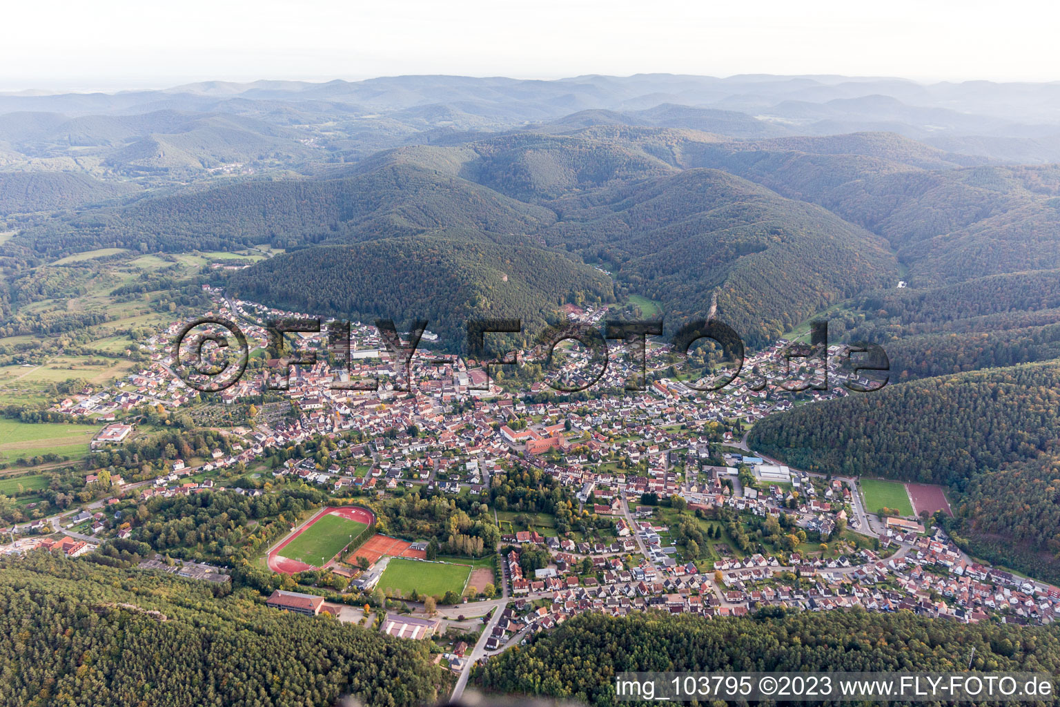 Schrägluftbild von Hauenstein im Bundesland Rheinland-Pfalz, Deutschland
