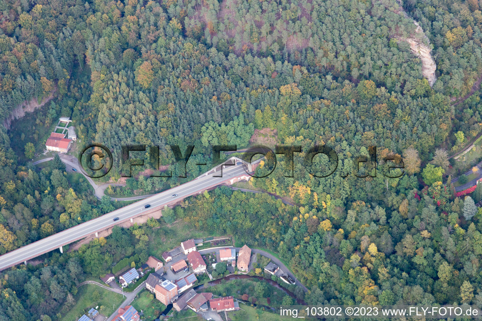 Rinnthal im Bundesland Rheinland-Pfalz, Deutschland aus der Drohnenperspektive
