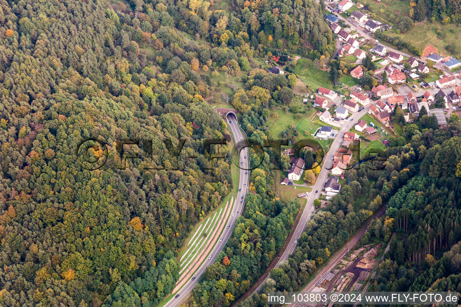 Ein- und Ausfahrt des B48 Tunnel im engen Tal der Queich in Rinnthal im Bundesland Rheinland-Pfalz, Deutschland